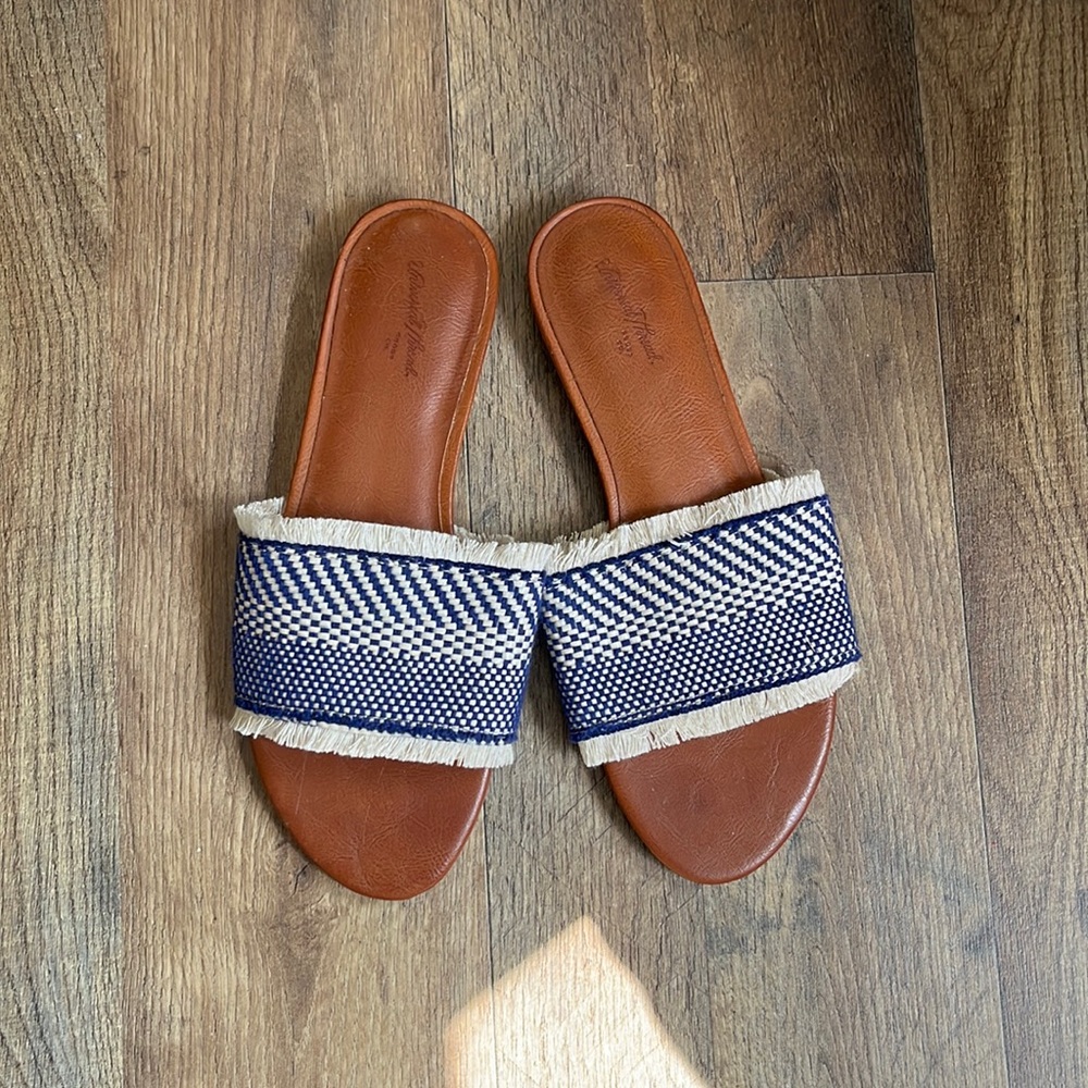Universal Thread Sandals
